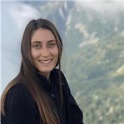 Studentessa universitaria offre aiuto compiti per bambini alle elementari e alle scuole medie